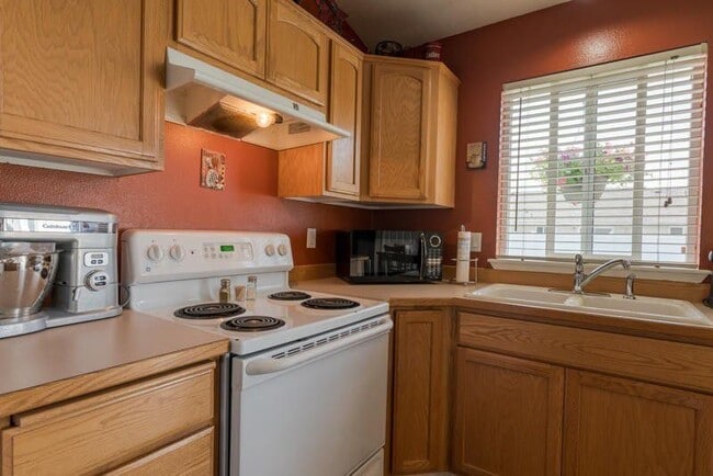 Building Photo - Beautiful 3 bedroom 2 bath Post Falls Home