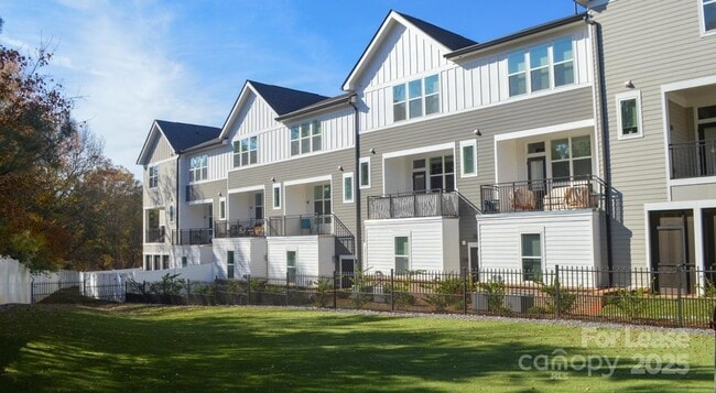 Primary Photo - 17014 Fairmount Way