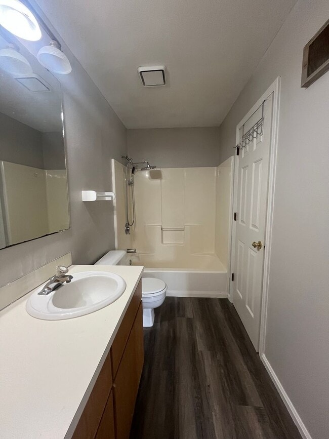 Building Photo - 2-Bedroom 1 1/2-Bathroom Duplex in Thurston