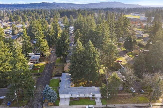 Building Photo - Spacious 2bedroom 1 bath in well maintained 4 Plex!