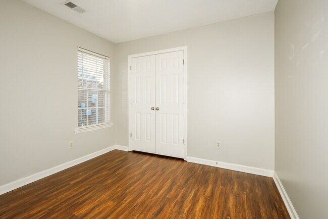 Building Photo - 7631 Tally Ho Dr E