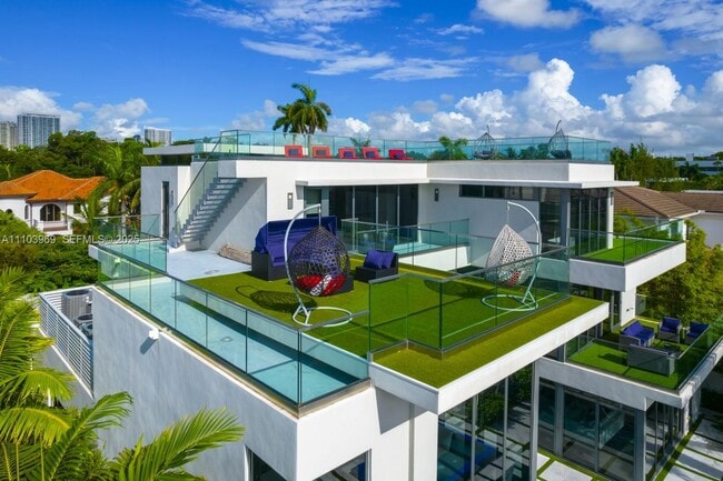 Building Photo - 440 Mola Ave