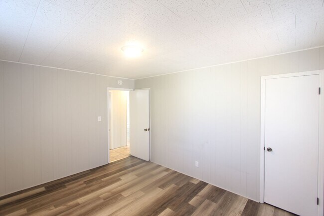 Building Photo - 3 Bedroom, 1.5 Bath! New on the Market!  B...