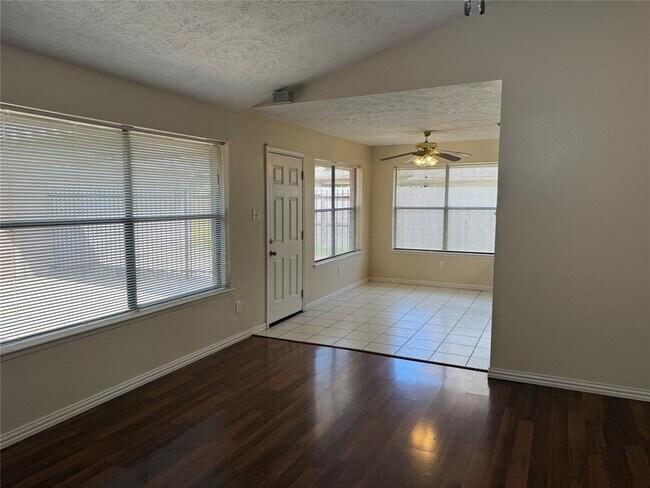 Building Photo - 3031 Green Fields Dr