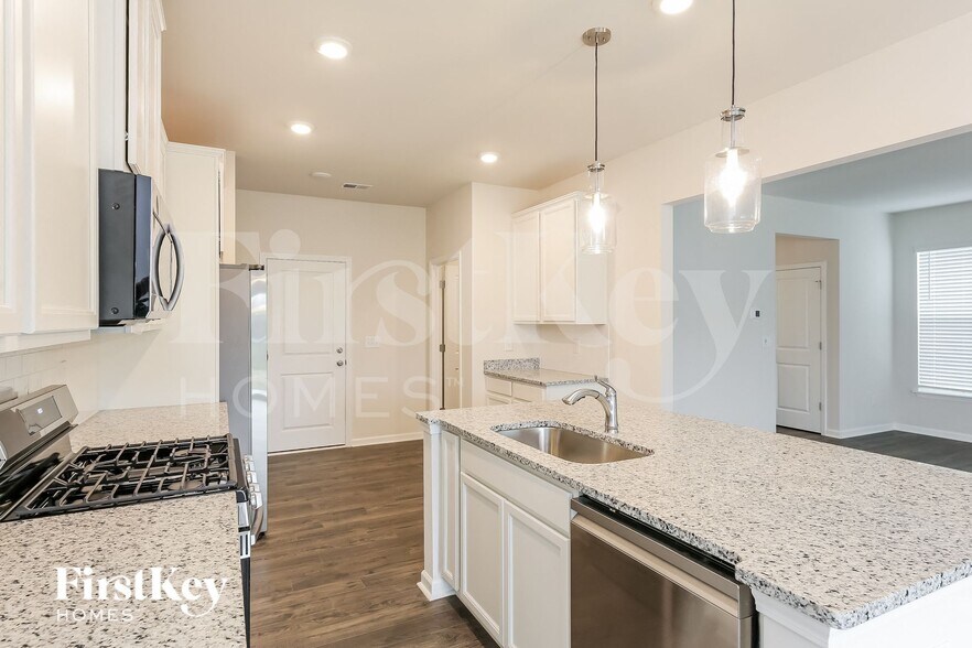 Building Photo - 703 Birchcrest Wy