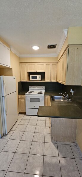 Building Photo - 2211 Lincoln St