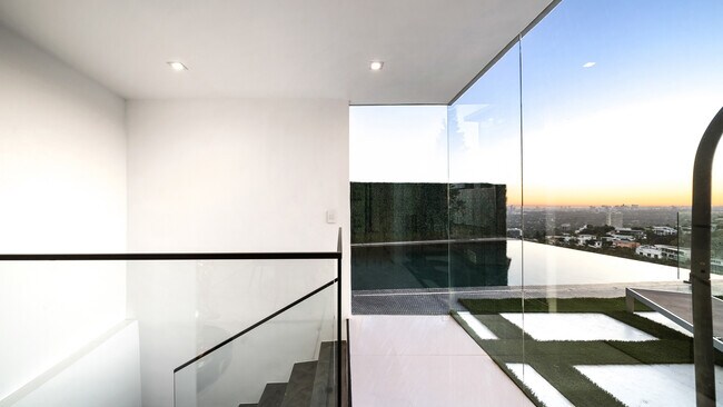 Building Photo - 1623 Viewmont Dr