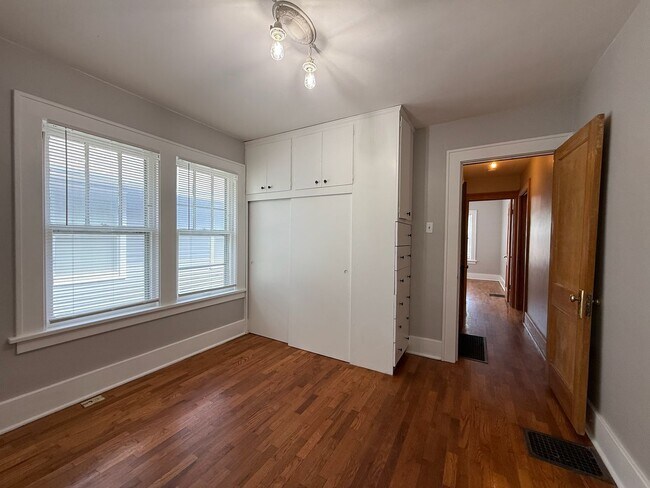 Building Photo - 3 bedroom 1 bath near downtown