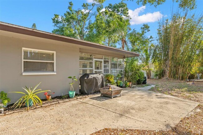 Building Photo - 320 Lake Maggiore Blvd S