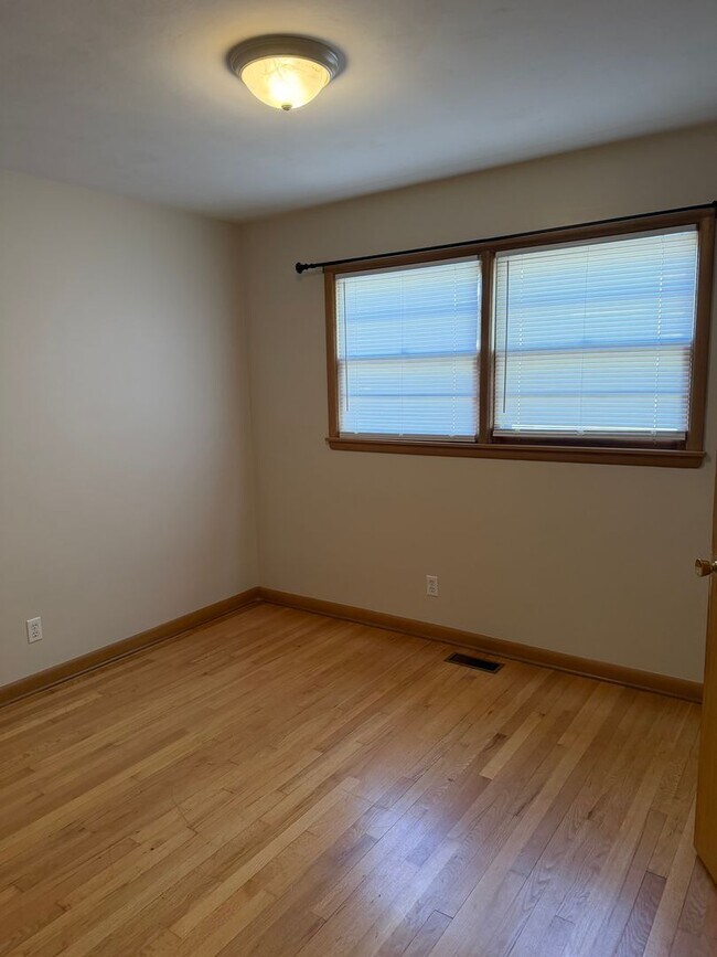 Building Photo - 3 bedroom, 2 bathroom, 2 car garage hom for rent