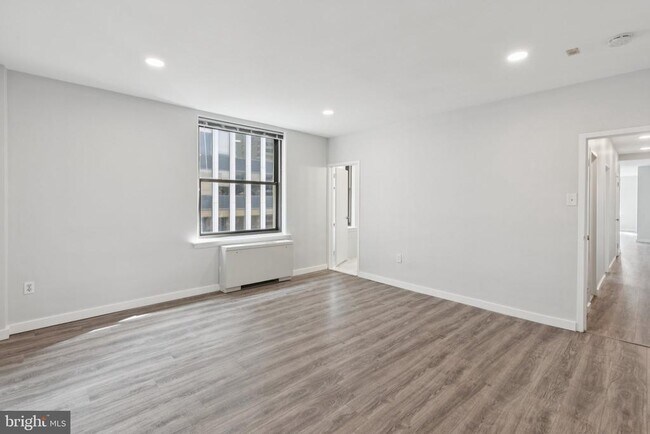 Building Photo - 135 S 19th St