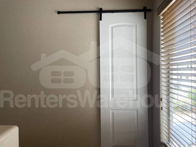 Building Photo - 2328 W Skinner Dr