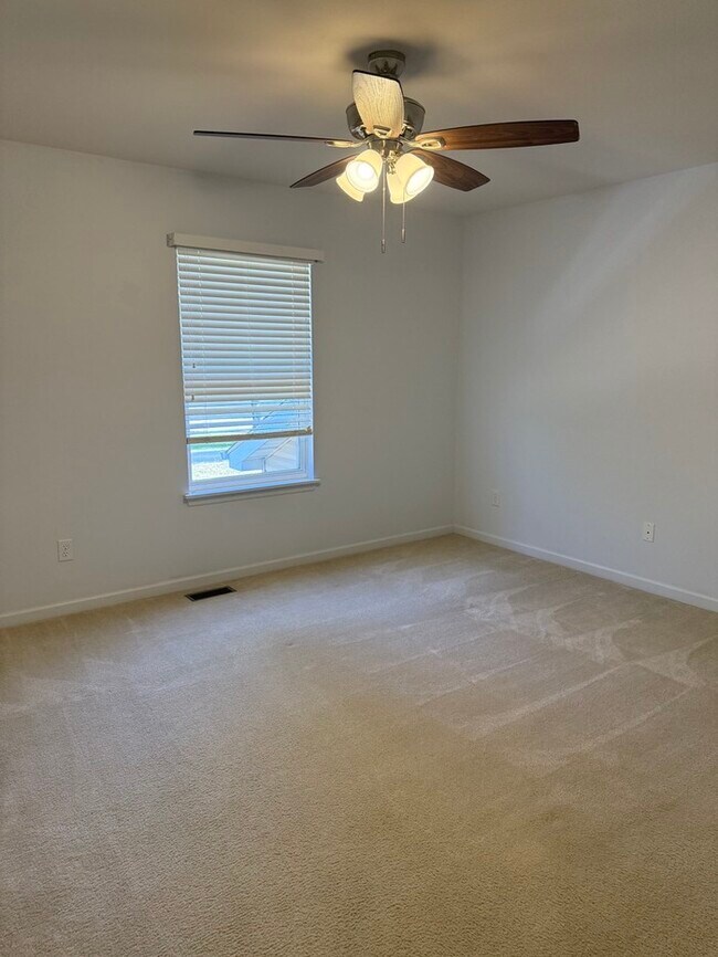 Building Photo - Rockwood Schools 3 Bedroom 2 full baths and 2 half Baths