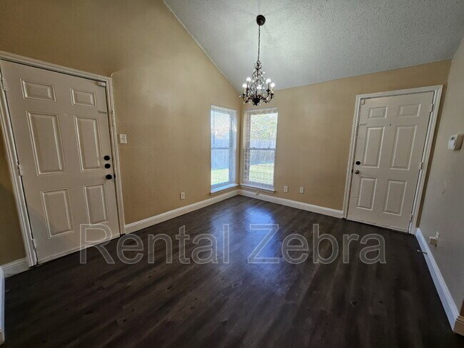 Building Photo - 1405 Paintbrush St