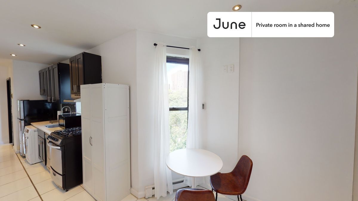 Building Photo - Private bedroom in 3 bed/1 bath Home