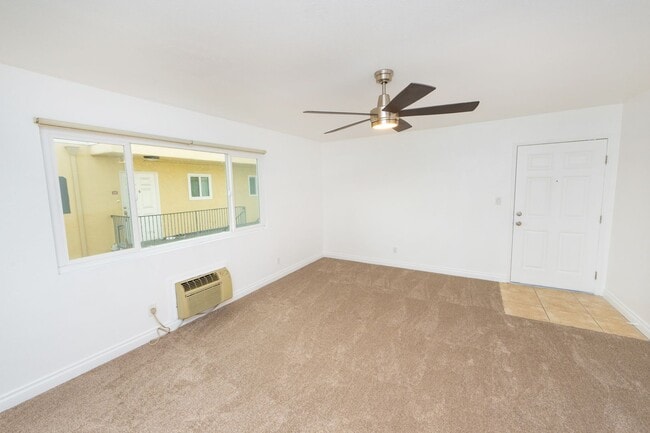 Building Photo - 2BR/1.5BA Condo! 2 parking spaces