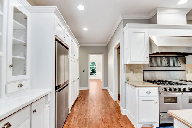 Building Photo - Large, beautiful home in Oconee!