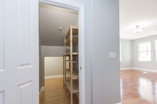 Building Photo - 3 Bed / 2.5 Bath beautiful end unit townhome with tons of upgrades. YouTube Tour!!