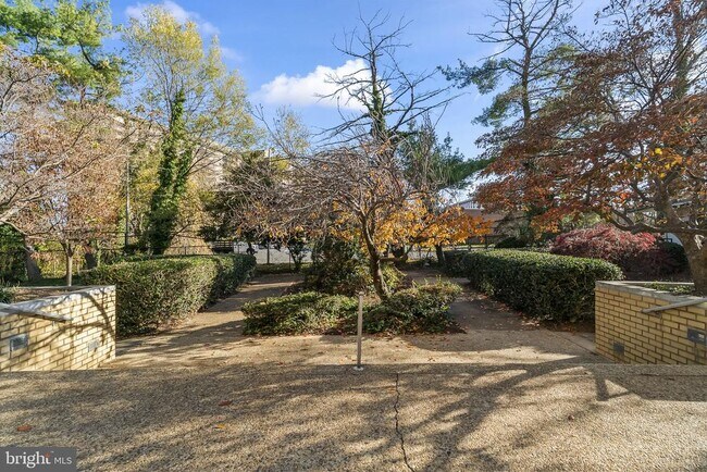 Building Photo - 301 N Beauregard St