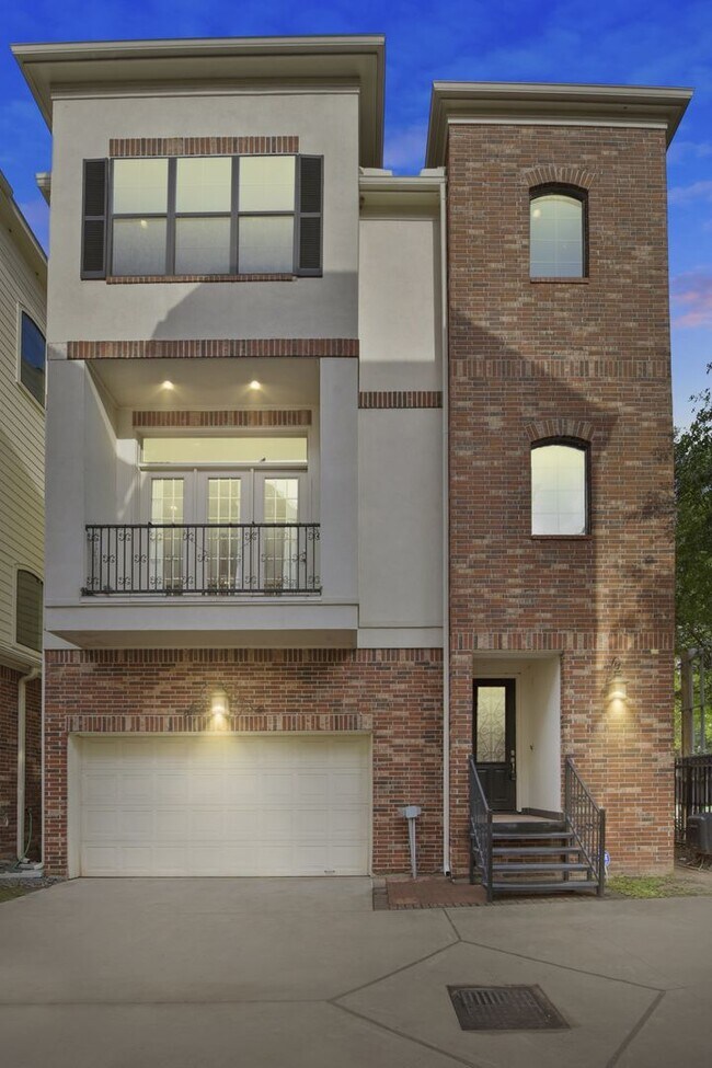 Building Photo - Elegant 3-Bedroom Home in Gated Inner Loop...