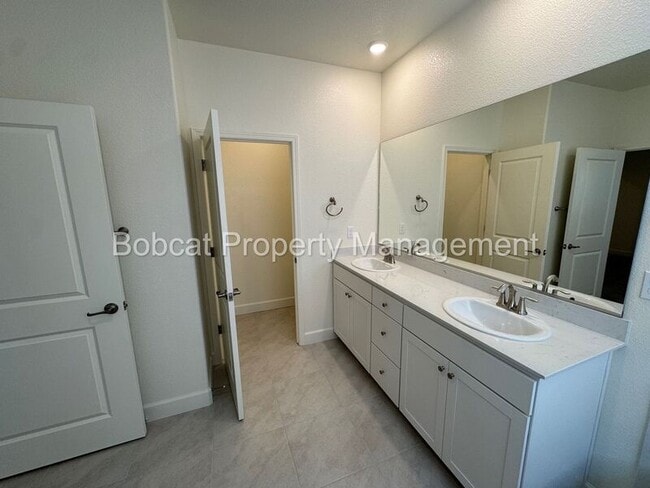 Building Photo - 1484 W Sunset Way