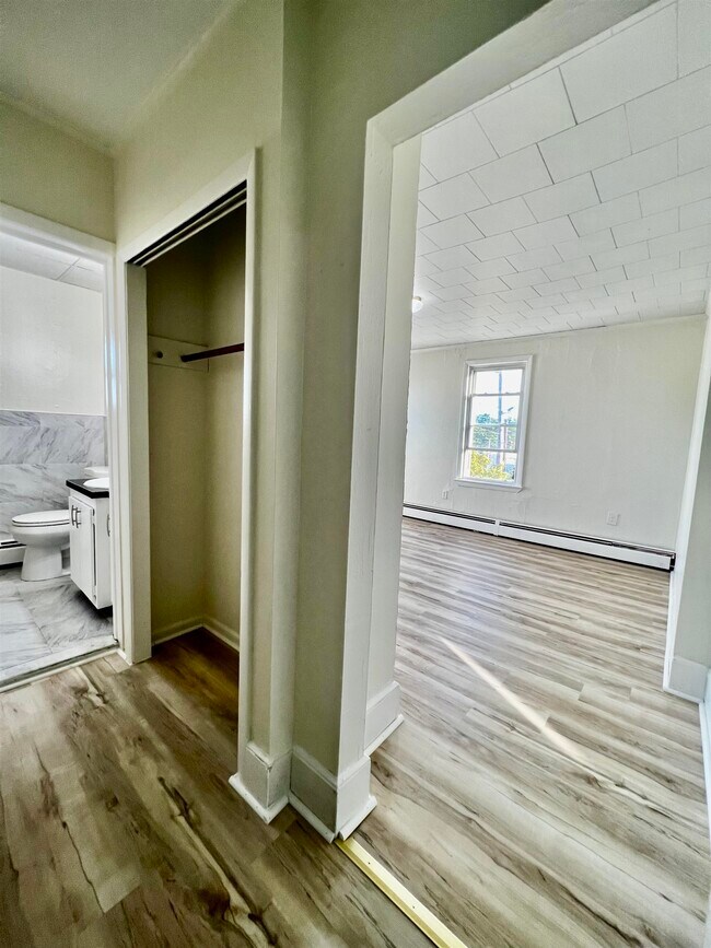 Building Photo - 455 Orient Way