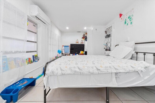 Building Photo - 317 W 36th St