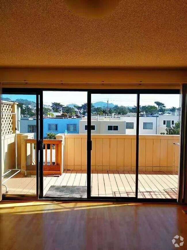 Building Photo - Charming Upstairs Unit in Desirable Parksi...