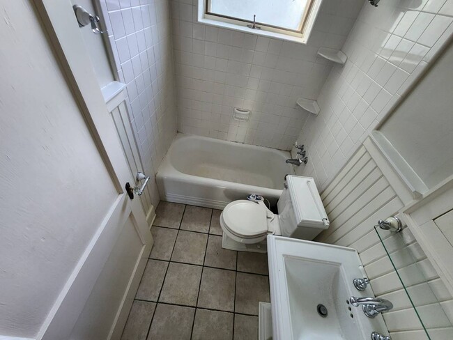 Building Photo - Two bedroom bungalow in Midwood