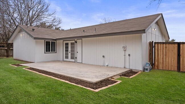 Building Photo - 1112 Village Green Dr