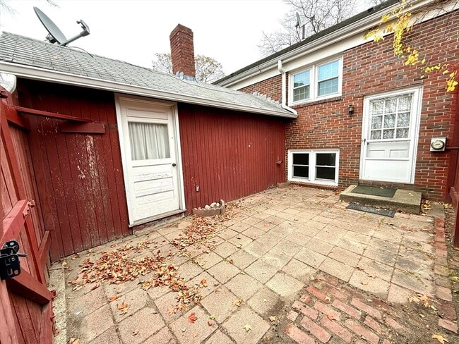 Building Photo - 276 Main St