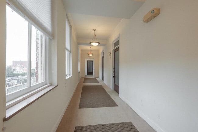 Building Photo - 212 E Clay St