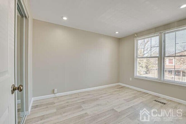 Building Photo - 216 E 7th St