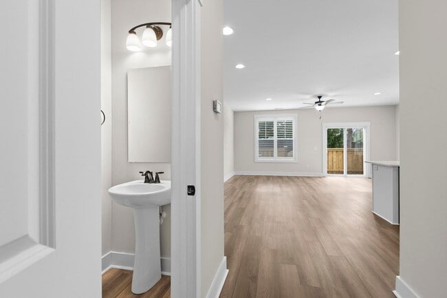 Building Photo - Townhome in Hampstead!