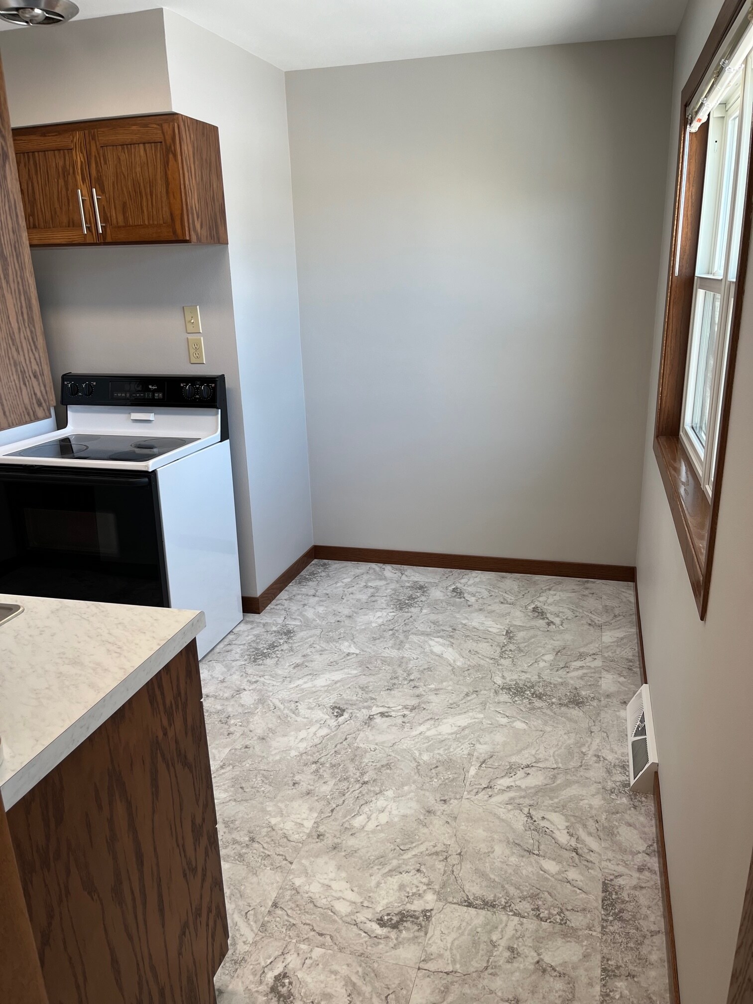 Building Photo - 1043 6th Ave