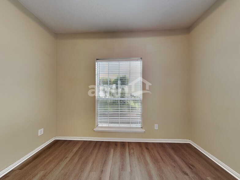 Building Photo - 11911 Lakewood Hills Dr