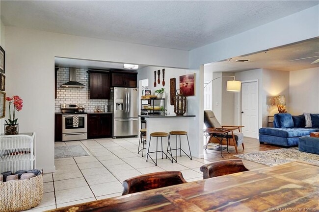 Building Photo - 905 SE Flamingo Ave