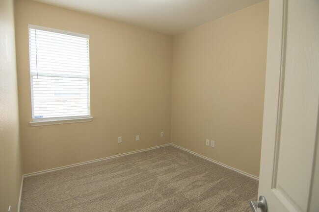 Building Photo - 10960 Hawks Landing Rd