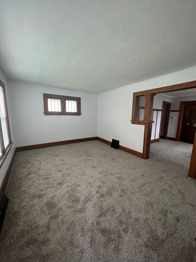 Building Photo - 2 bed 1 bath house $995