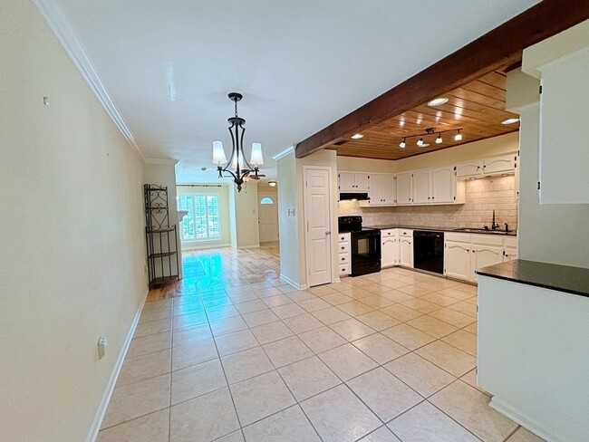 Building Photo - Custom Remodeled Townhome off Jefferson Hwy