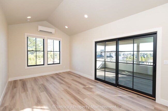 Building Photo - Brand New 1 Bedroom in Discovery West Neighborhood!