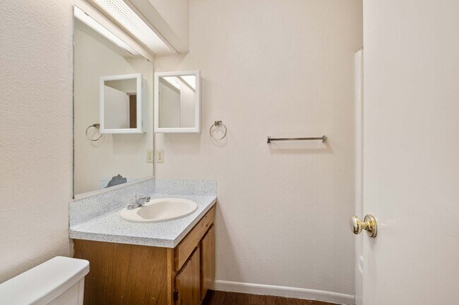 Building Photo - 2 Bedroom, 1.5 Bath Apartment In Lockhart