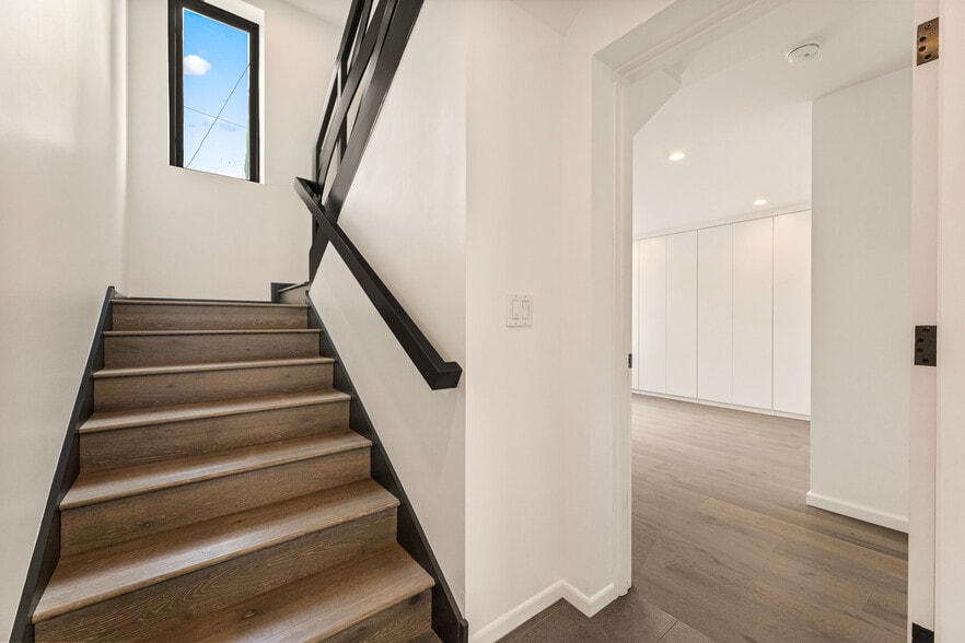 Building Photo - 1825 1/2 Alsace Ave