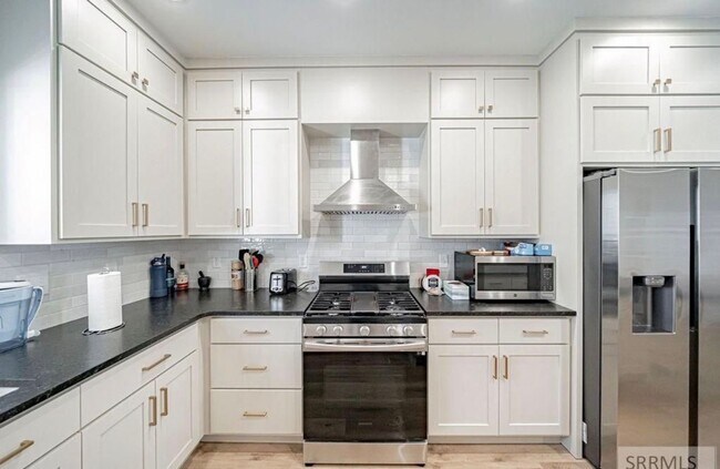 Building Photo - Like-New 3BD/2.5BA Home | Garage + Fenced Yard + W/D Included! $500.00 Rent Credit for the month ...