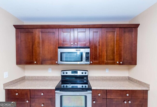 Building Photo - 235 Summer Hill Cir