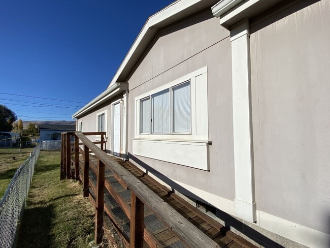 Building Photo - Freshly Updated in Dallesport