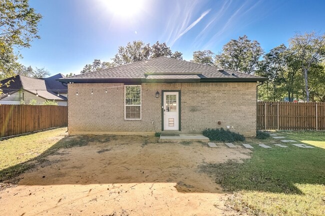 Building Photo - Beautiful 3 Bedroom, 2 Bath Home in Cleburne