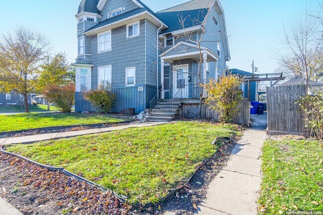 Building Photo - 803 N Broadway