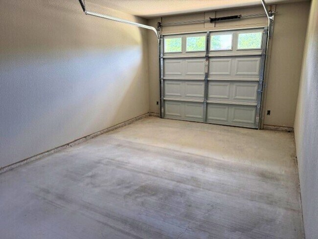 Building Photo - 2410 Westcliff Rd