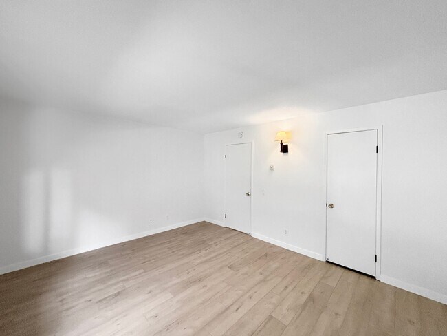 Building Photo - Charming & Spacious 2BD/2BA Condo in Bay P...